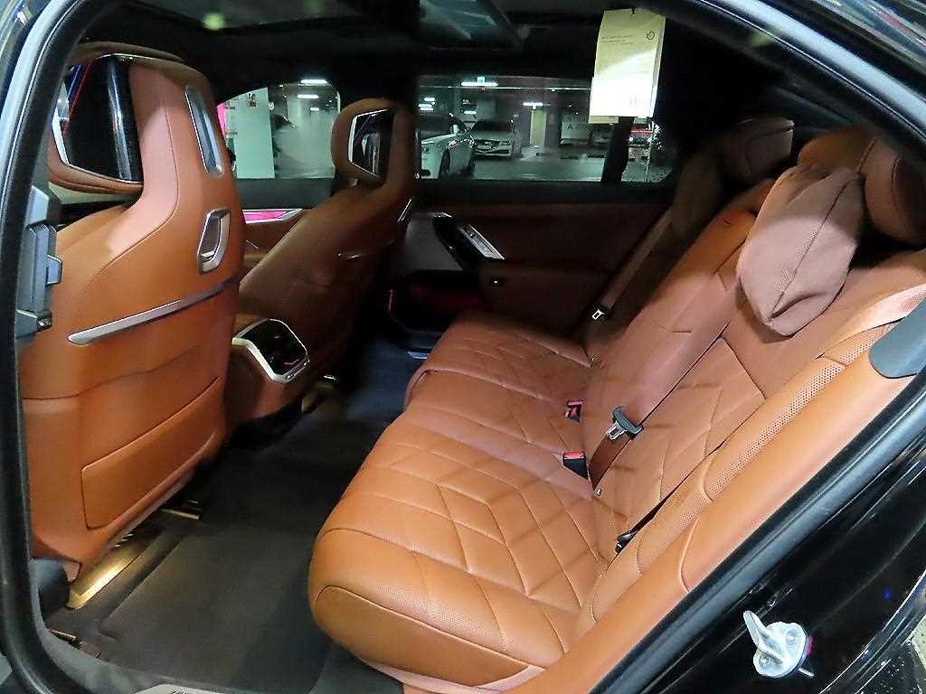 BMW 7시리즈 7시리즈 (G70) 740i xDrive M 스포츠 이미지 7