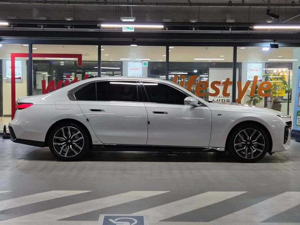 BMW 7시리즈 7시리즈 (G70) 740i xDrive M 스포츠 이미지 3