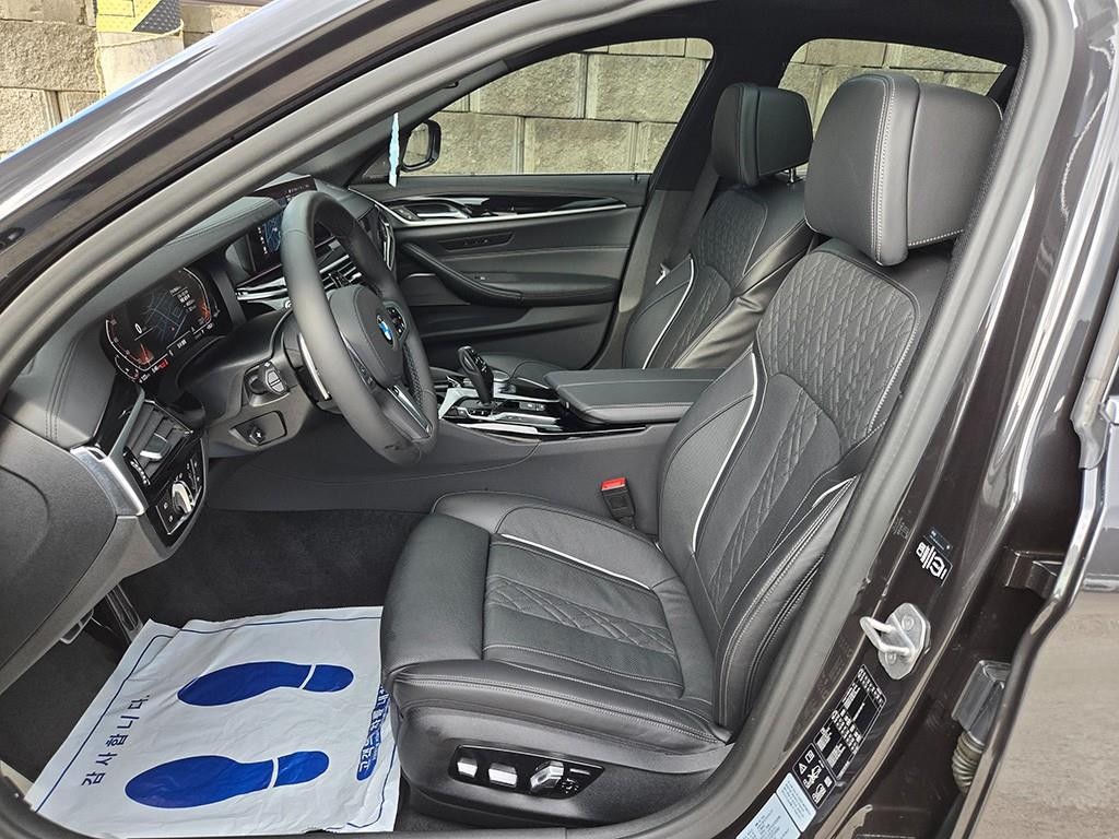 BMW 5시리즈 5시리즈 (G30) 520d xDrive M 스포츠 플러스 이미지 5