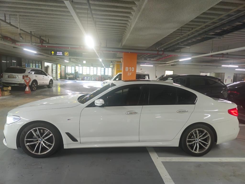 BMW 5시리즈 5시리즈 (G30) 520d M 스포츠 이미지 2