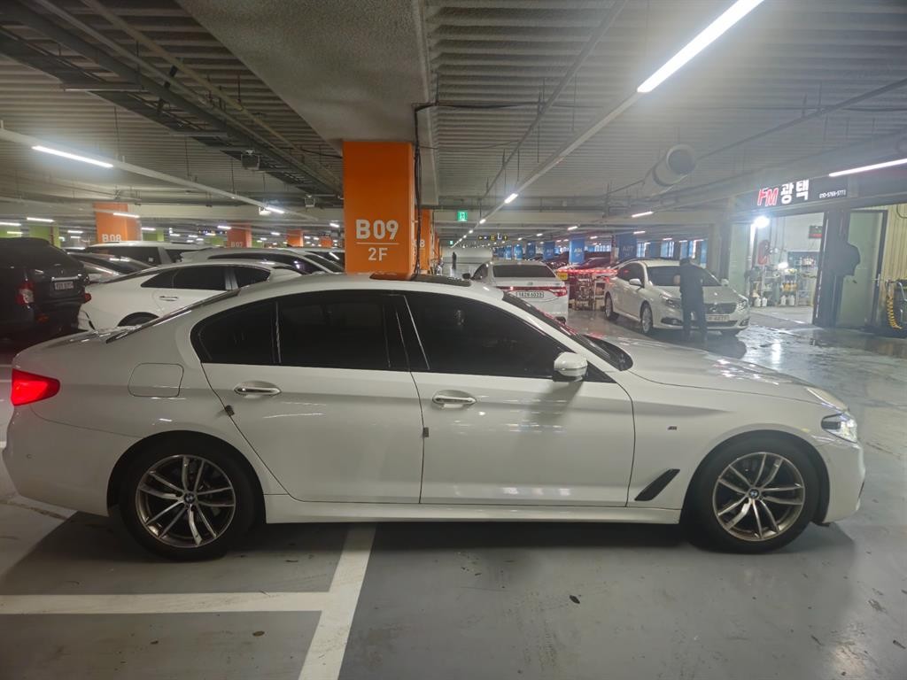 BMW 5시리즈 5시리즈 (G30) 520d M 스포츠 이미지 3