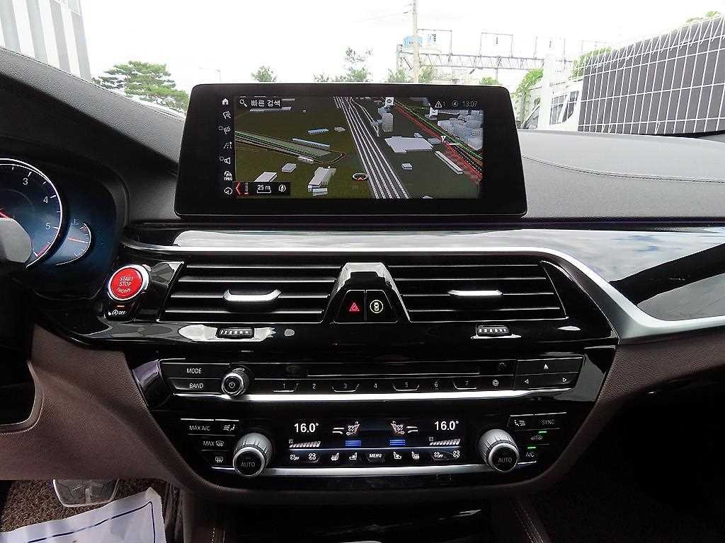 BMW 5시리즈 5시리즈 (G30) 520d xDrive M 스포츠 플러스 이미지 14