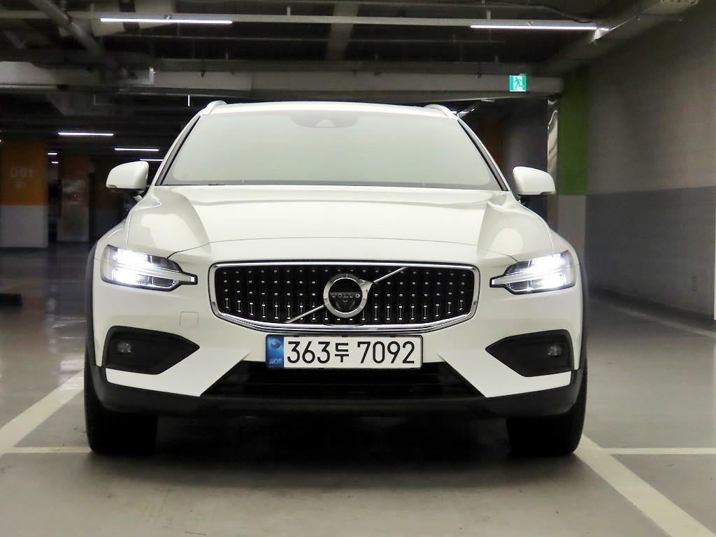 볼보 V60 V60 크로스 컨트리 2세대 2.0 B5 프로 AWD 이미지 1