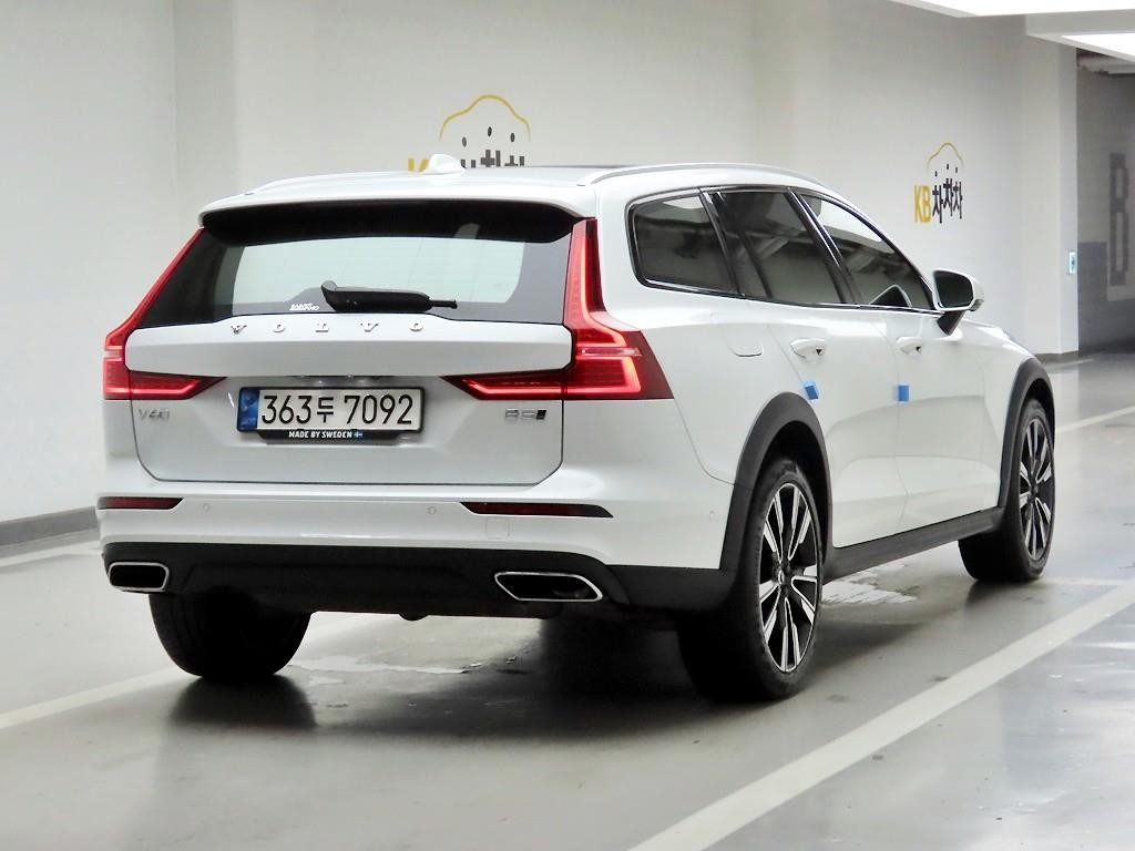 볼보 V60 V60 크로스 컨트리 2세대 2.0 B5 프로 AWD 이미지 4
