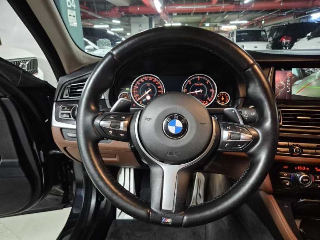BMW 5시리즈 5시리즈 (F10) 530d xDrive M 에어로 다이나믹 이미지 12