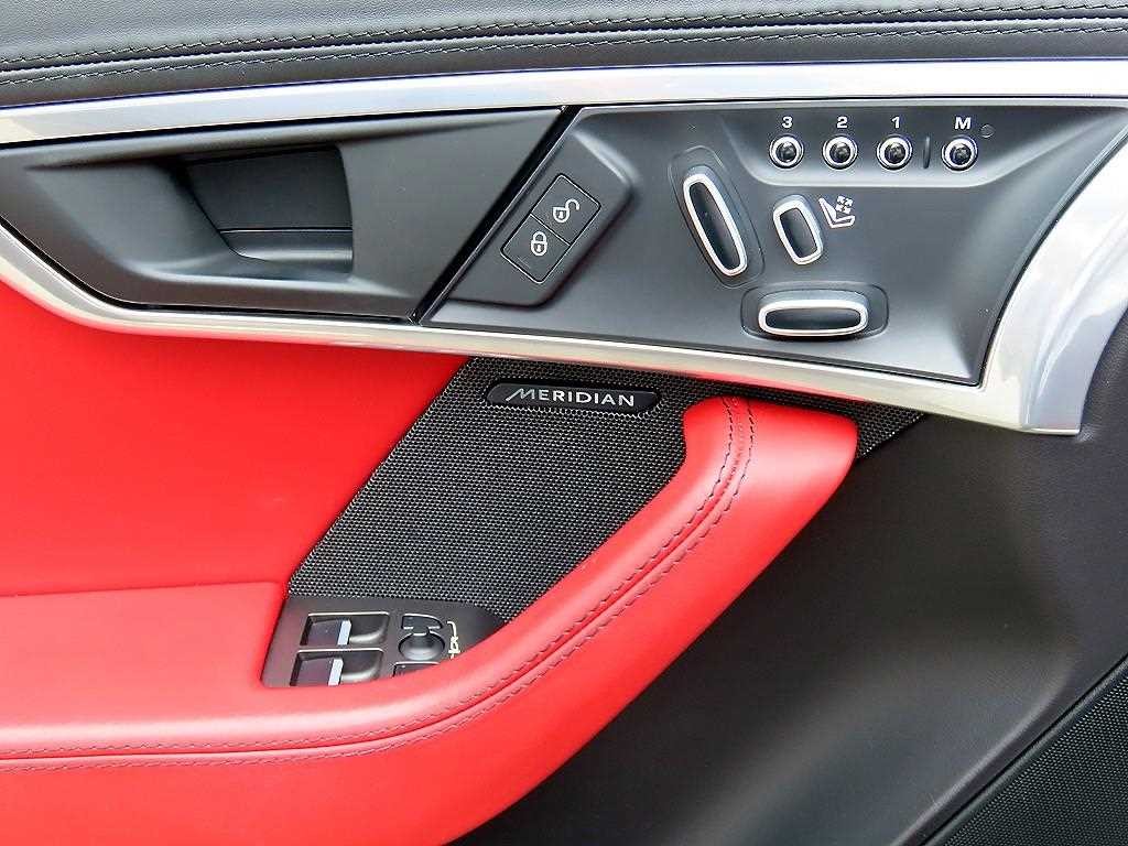 재규어 F-TYPE P300 쿠페 이미지 10