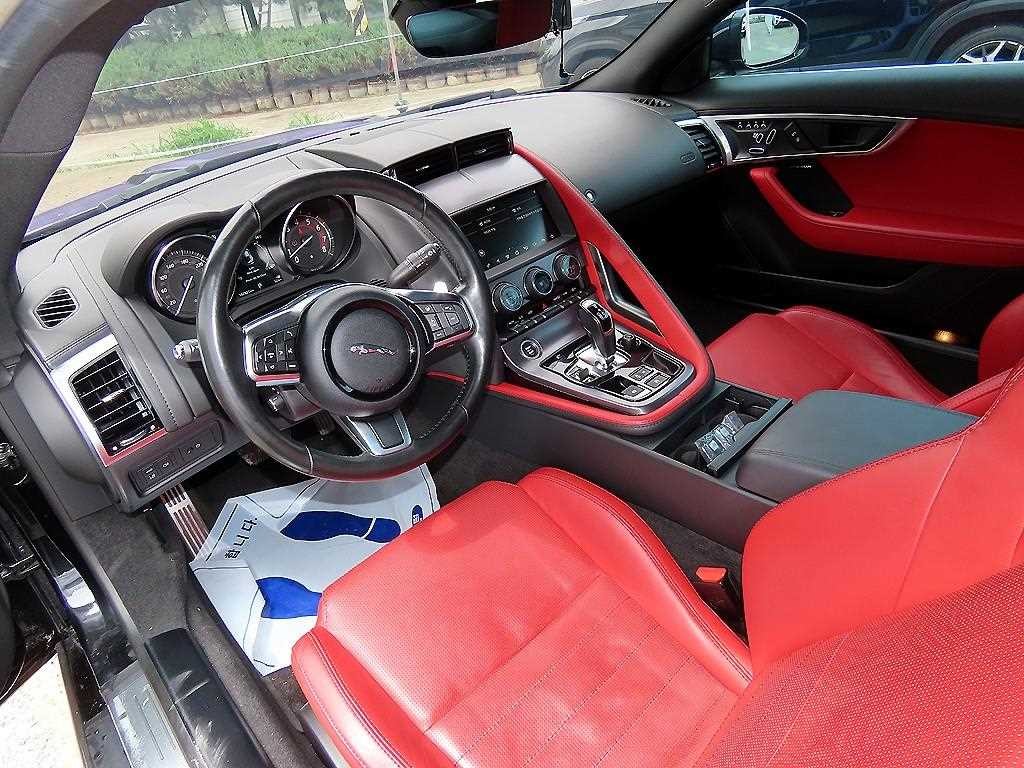 재규어 F-TYPE P300 쿠페 이미지 6