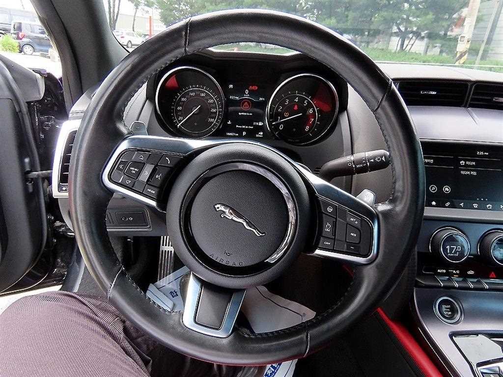 재규어 F-TYPE P300 쿠페 이미지 7
