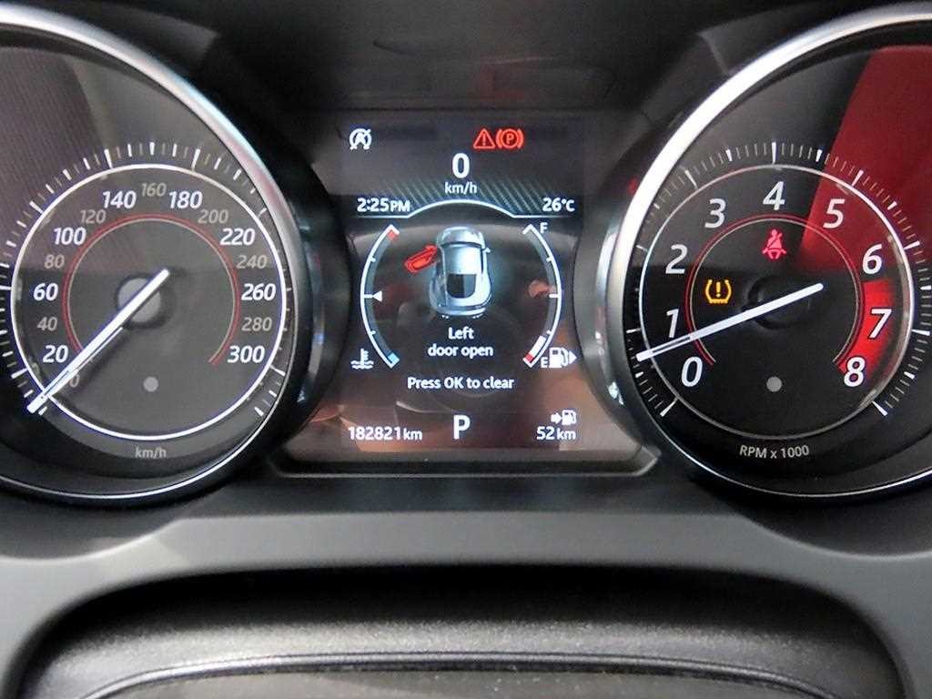 재규어 F-TYPE P300 쿠페 이미지 8