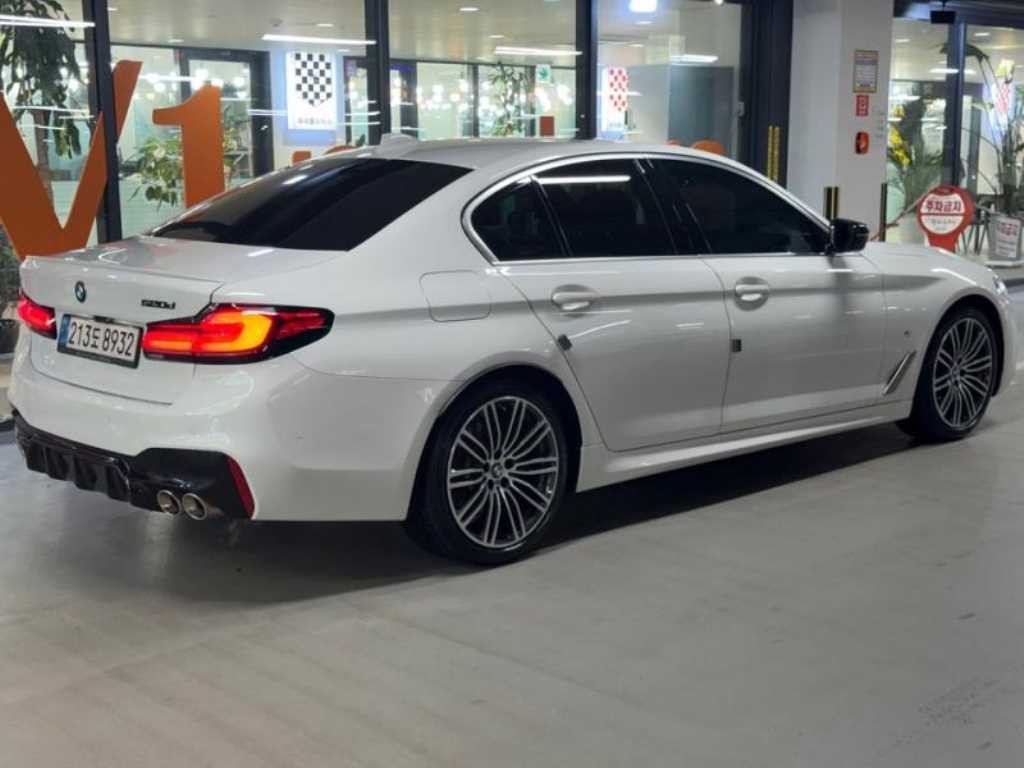 BMW 5시리즈 5시리즈 (G30) 520d M 스포츠 플러스 이미지 4