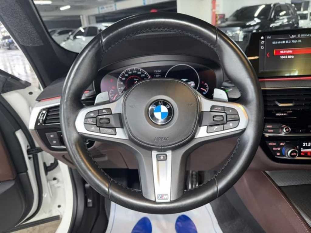 BMW 5시리즈 5시리즈 (G30) 520d M 스포츠 플러스 이미지 8