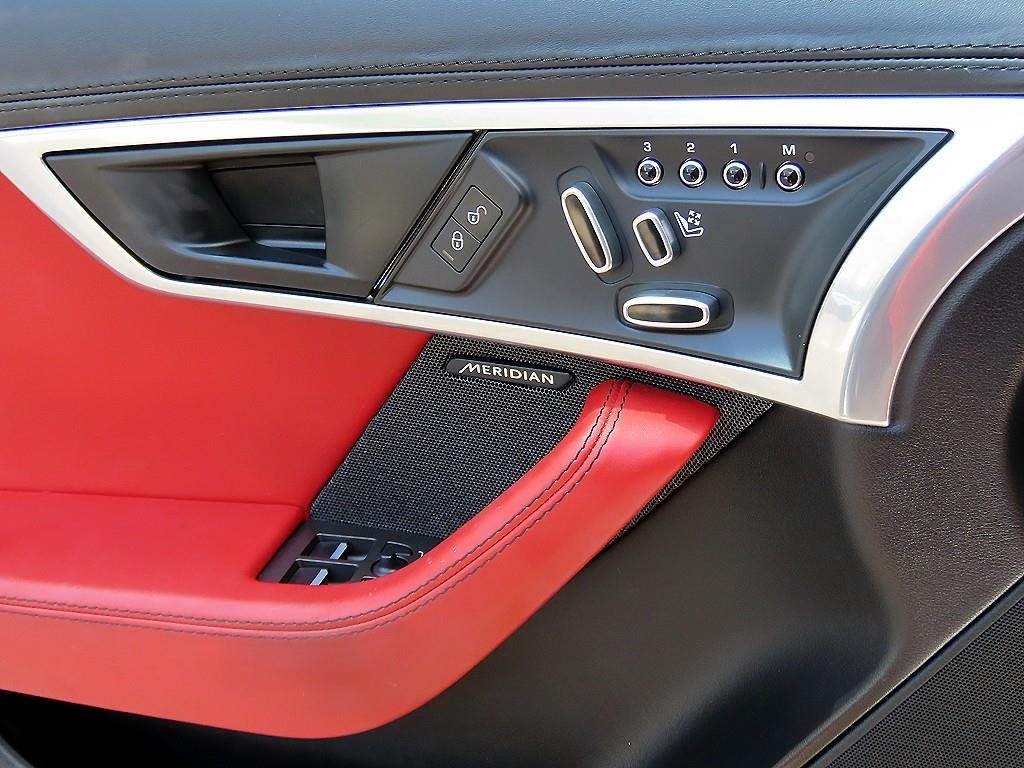 재규어 F-TYPE P300 쿠페 이미지 10