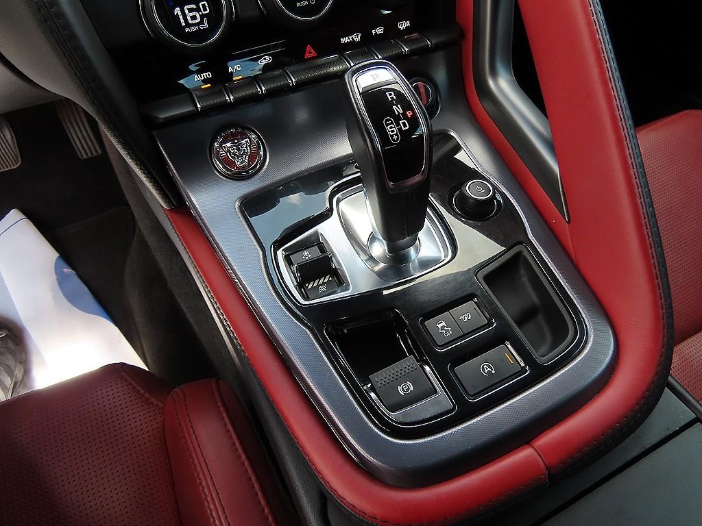 재규어 F-TYPE P300 쿠페 이미지 9