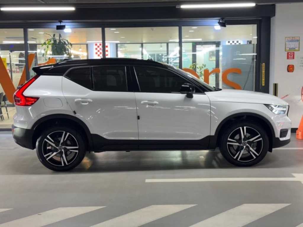 볼보 XC40 B4 AWD R-디자인 이미지 3