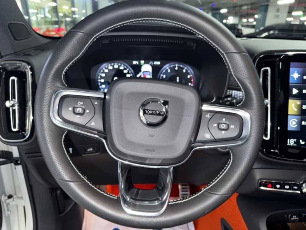 볼보 XC40 B4 AWD R-디자인 이미지 8