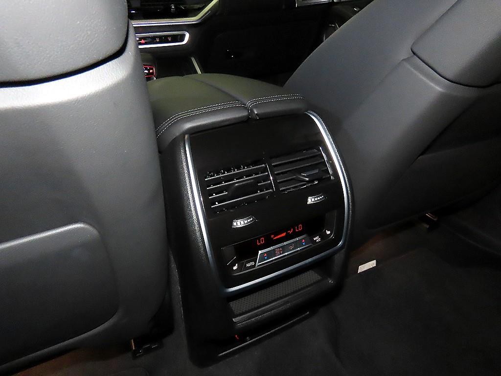 BMW XM XM (G09) 4.4 V8 PHEV 하이글로스 쉐도우 라인 이미지 14