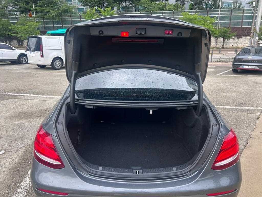 벤츠 E 클래스 E-클래스 W213 E300 4MATIC 아방가르드 이미지 5