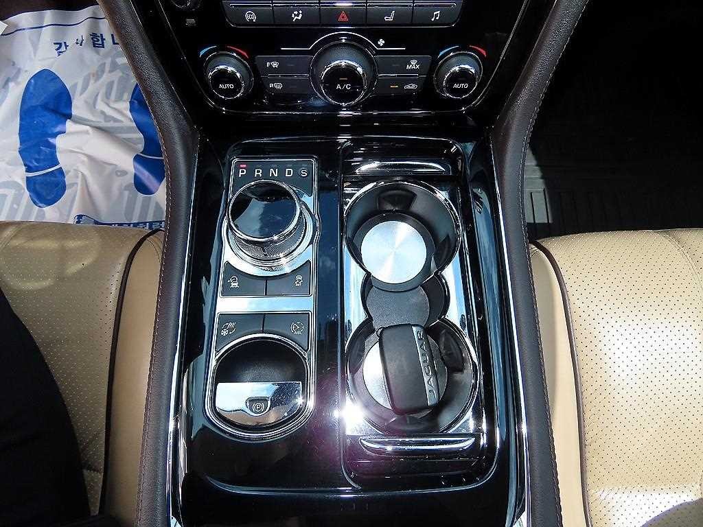 재규어 XJ XJ (X351) 3.0D 프리미엄 럭셔리 LWB 이미지 10