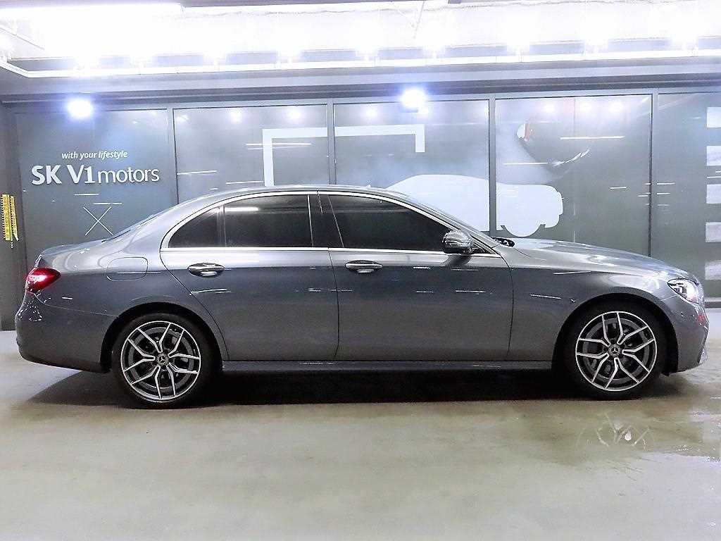벤츠 E 클래스 E-클래스 W213 E220d 4MATIC AMG라인 이미지 3