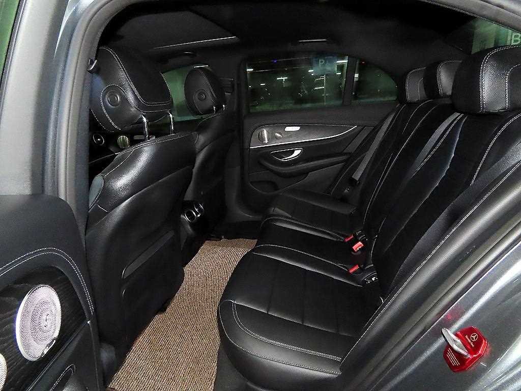 벤츠 E 클래스 E-클래스 W213 E220d 4MATIC AMG라인 이미지 7