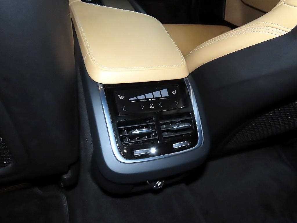 볼보 S90 D4 인스크립션 이미지 15