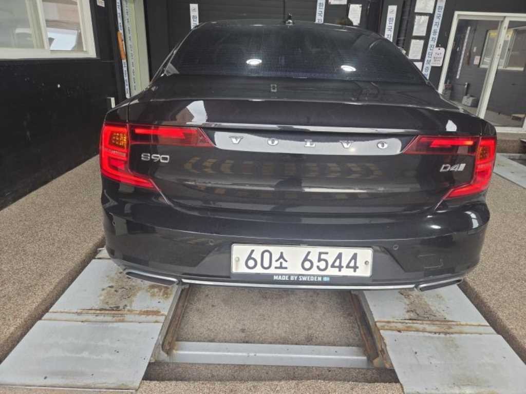 볼보 S90 D4 인스크립션 이미지 2
