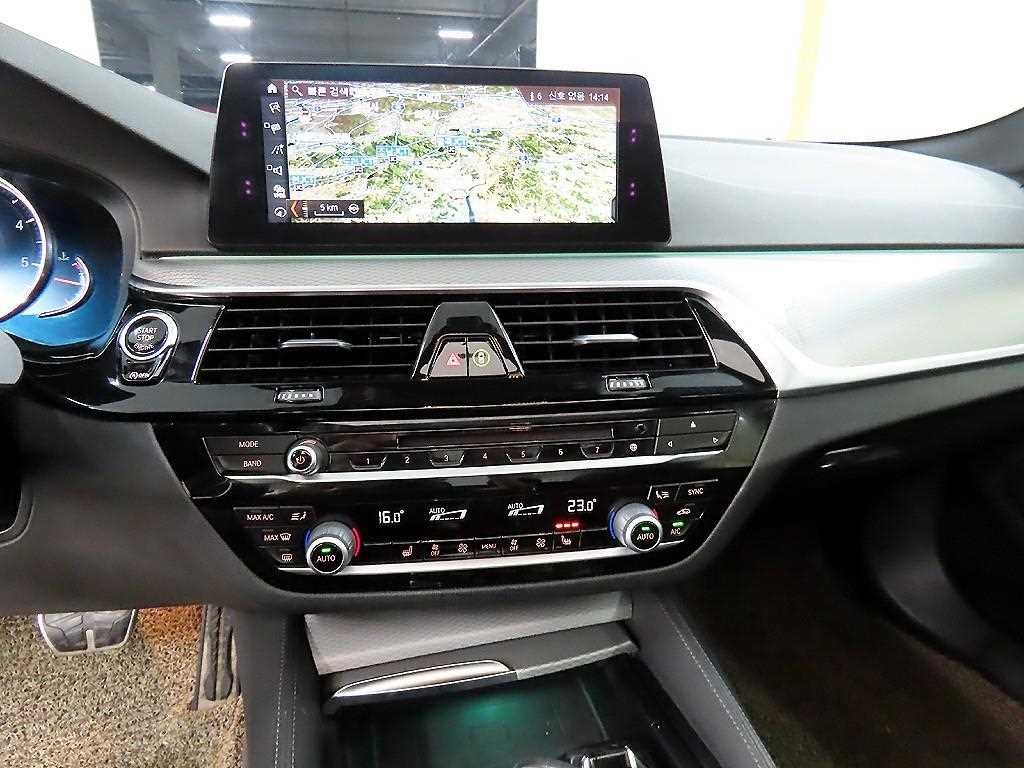 BMW 5시리즈 5시리즈 (G30) 520d xDrive M 스포츠 이미지 12