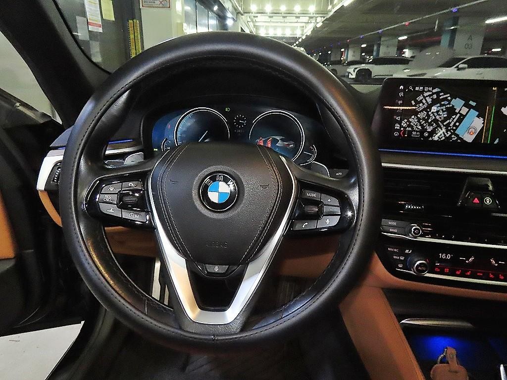 BMW 5시리즈 5시리즈 (G30) 520d M 스포츠 플러스 이미지 8