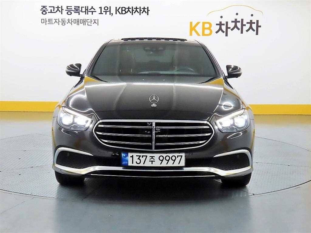 벤츠 E 클래스 E-클래스 W213 E300e 4MATIC 익스클루시브 이미지 1