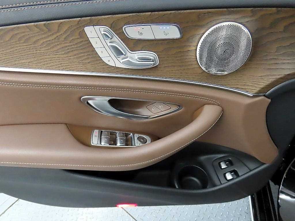 벤츠 E 클래스 E-클래스 W213 E300e 4MATIC 익스클루시브 이미지 11