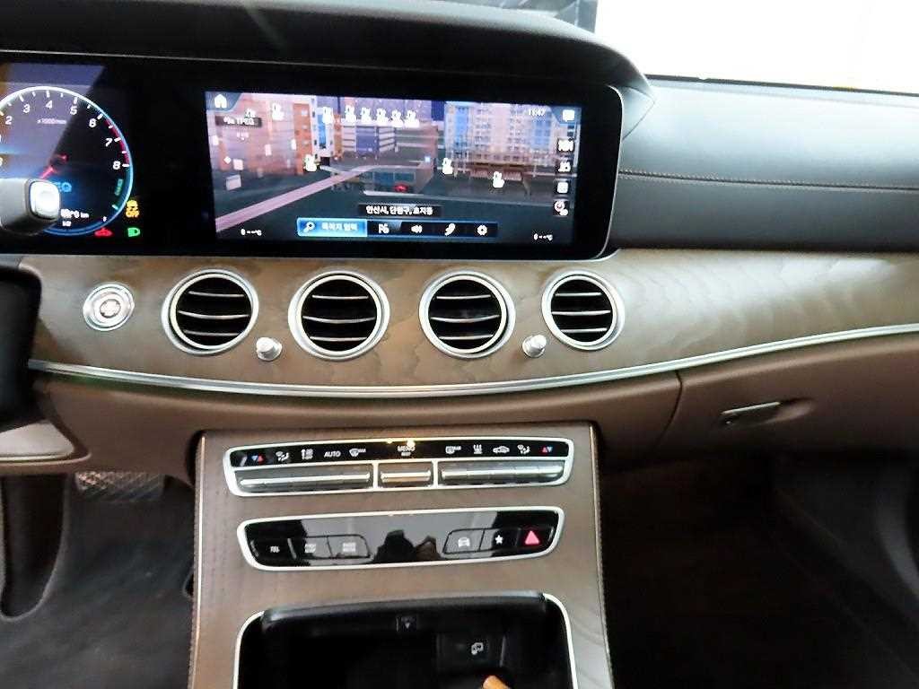 벤츠 E 클래스 E-클래스 W213 E300e 4MATIC 익스클루시브 이미지 14
