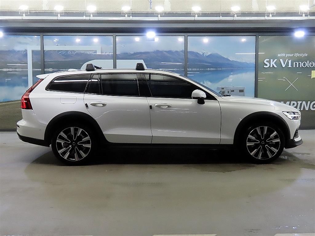 볼보 V60 V60 크로스 컨트리 2세대 2.0 B5 울트라 AWD 이미지 3