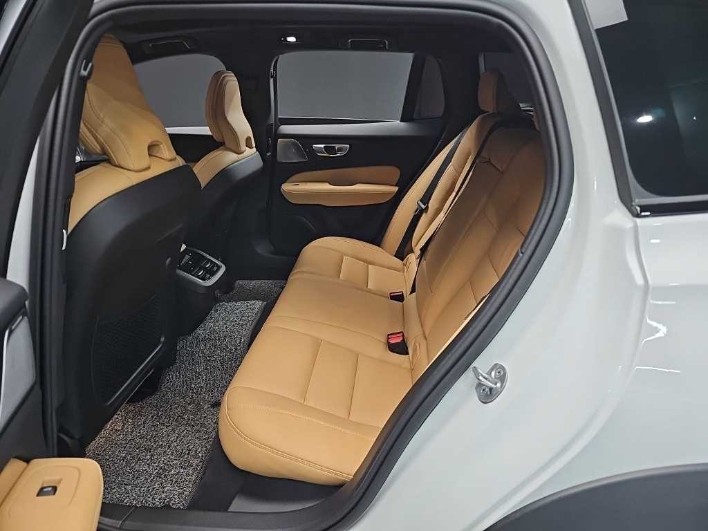 볼보 V60 V60 크로스 컨트리 2세대 2.0 B5 얼티메이트 AWD 이미지 12
