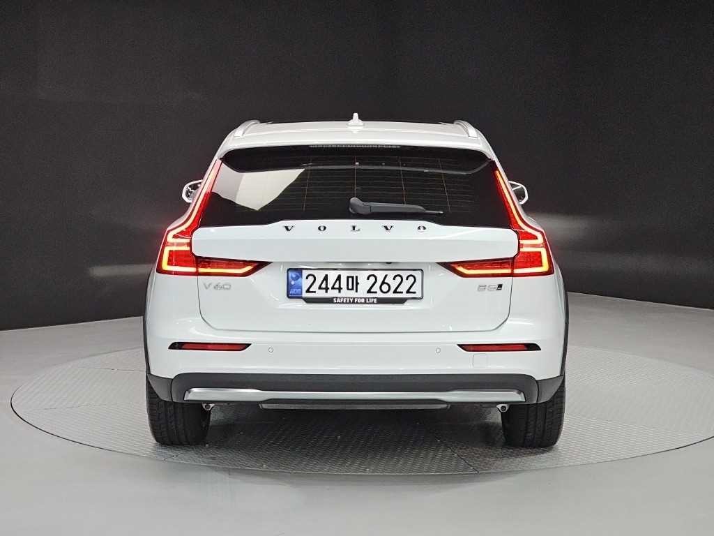 볼보 V60 V60 크로스 컨트리 2세대 2.0 B5 얼티메이트 AWD 이미지 3