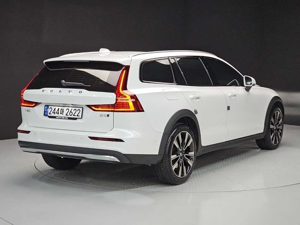 볼보 V60 V60 크로스 컨트리 2세대 2.0 B5 얼티메이트 AWD 이미지 4