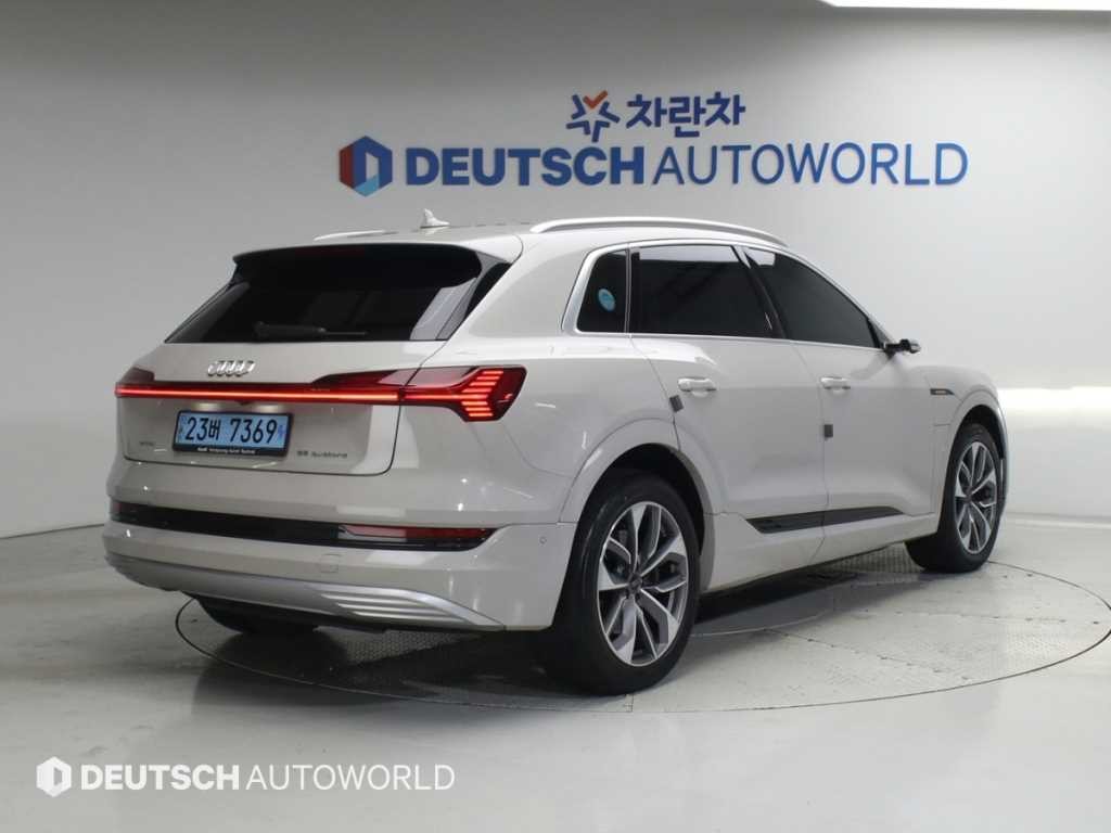 아우디 e-트론 55 콰트로 이미지 2