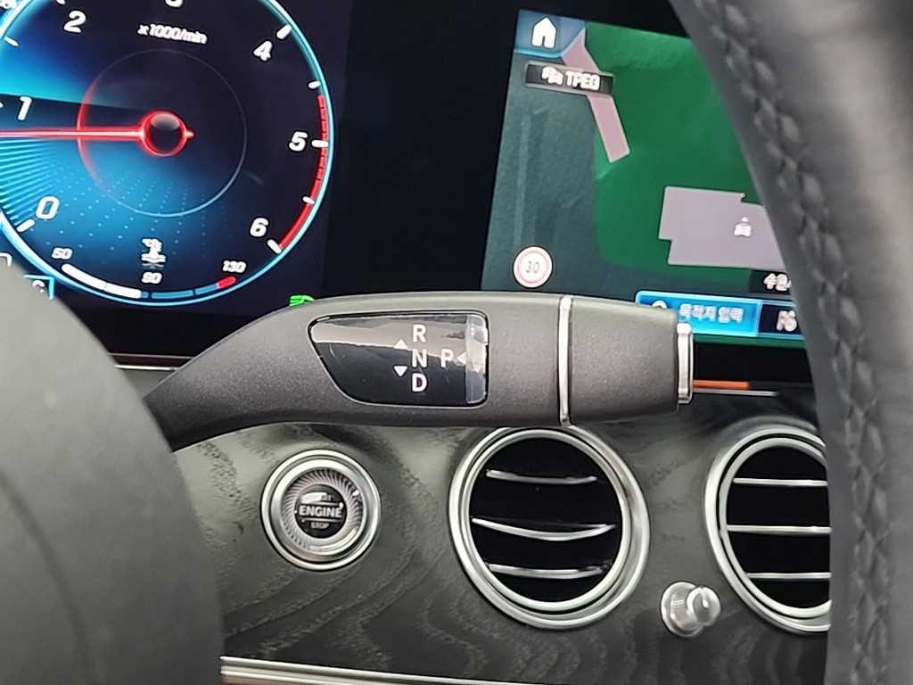 벤츠 E 클래스 E-클래스 W213 E220d 4MATIC AMG라인 이미지 8