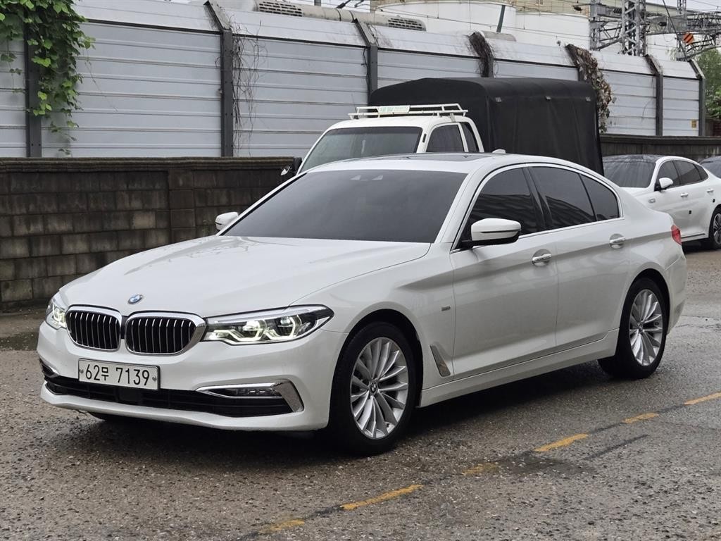 BMW 5시리즈 5시리즈 (G30) 520d xDrive 럭셔리 플러스 이미지 2