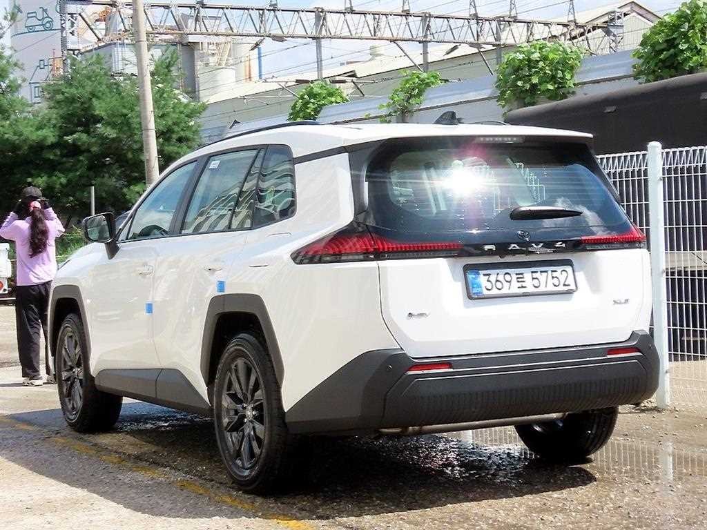 토요타 라브4 RAV4 (6세대) 2WD HEV XLE 이미지 3