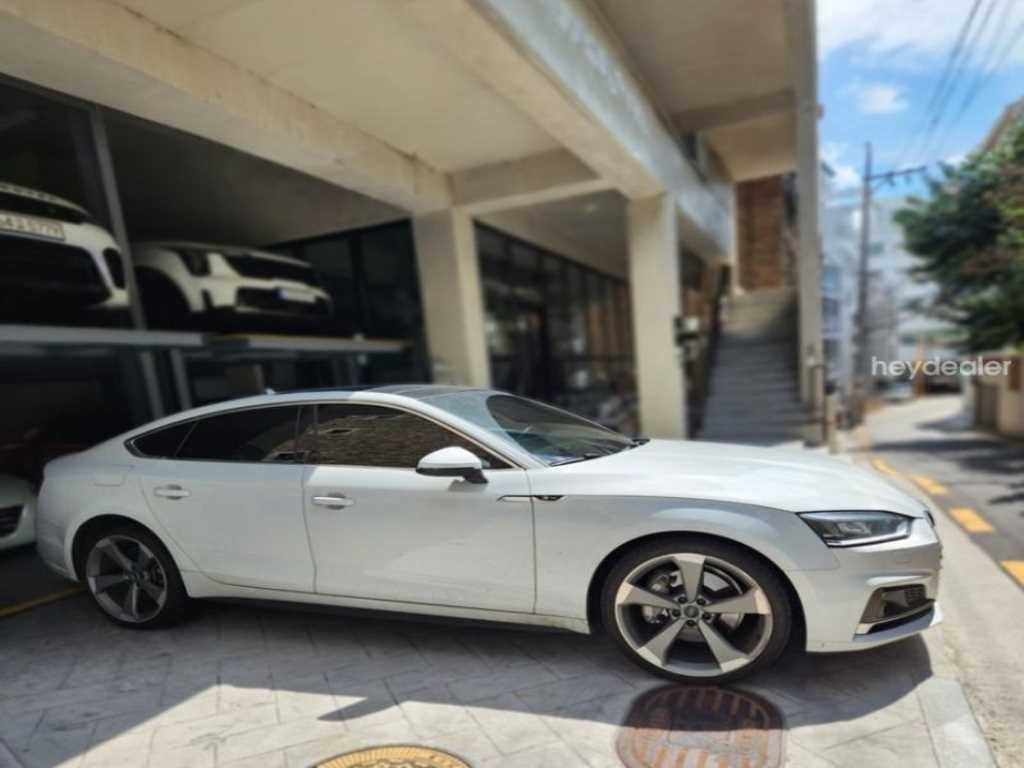 아우디 A5 A5 (F5) 45 TFSI 콰트로 프리미엄 스포트백 이미지 2