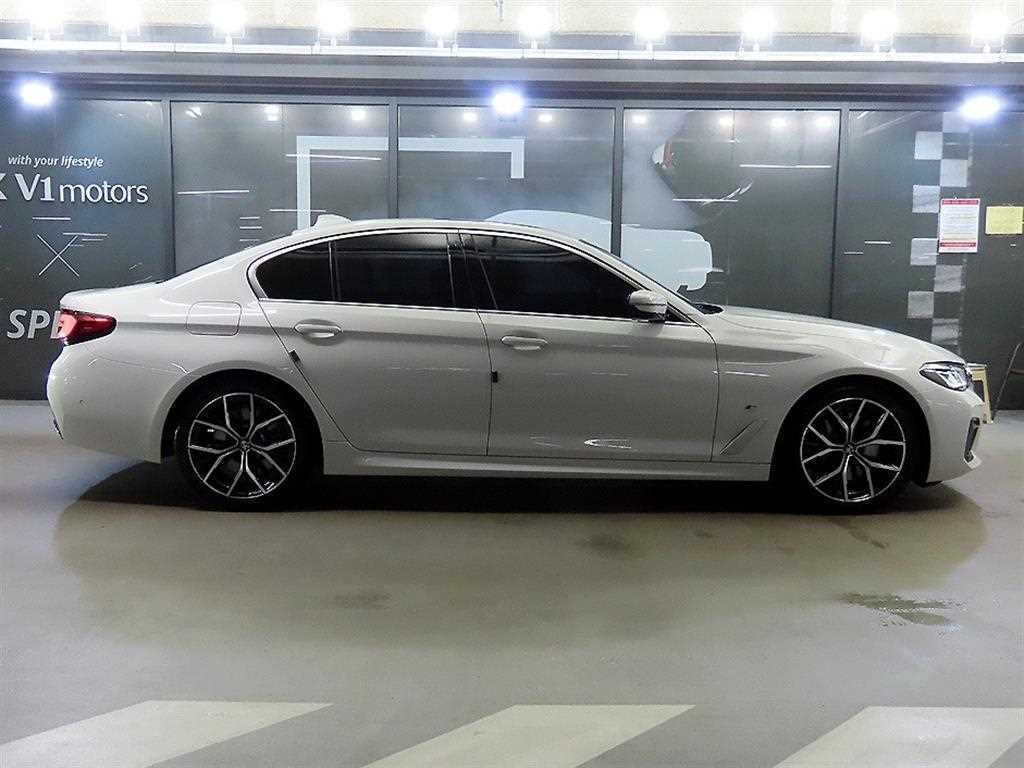 BMW 5시리즈 5시리즈 (G30) 530i xDrive M 스포츠 이미지 3
