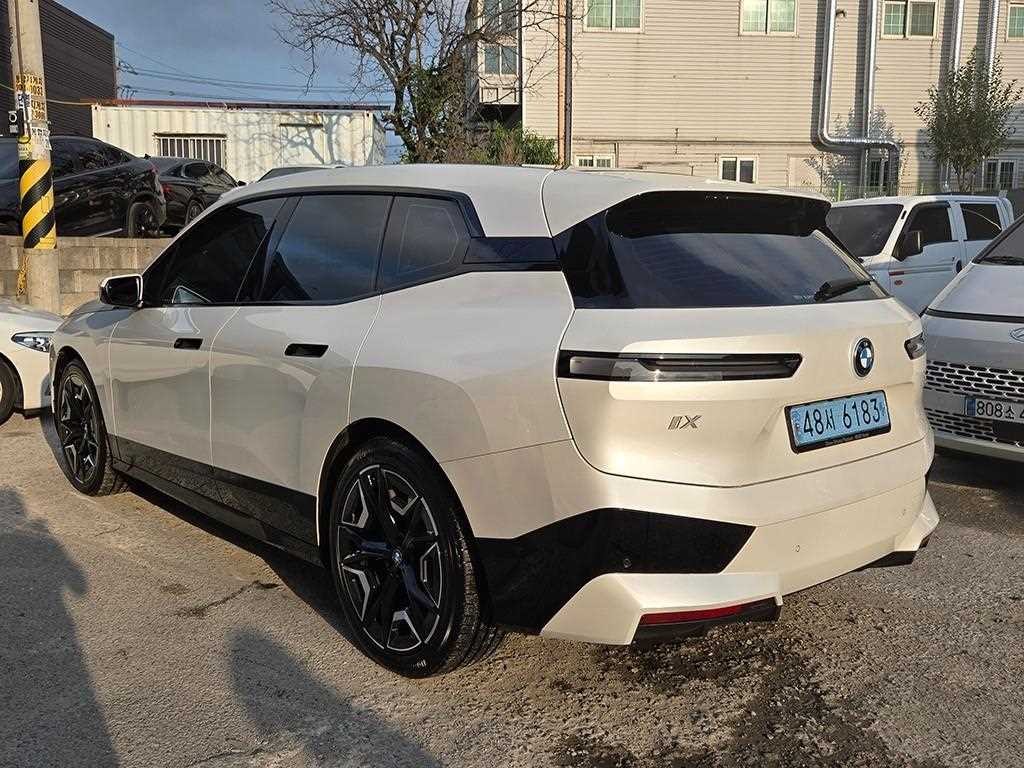 BMW iX xDrive 50 스포츠 플러스 이미지 3