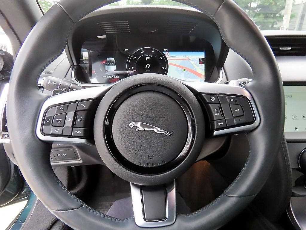 재규어 F-TYPE P300 컨버터블 이미지 12