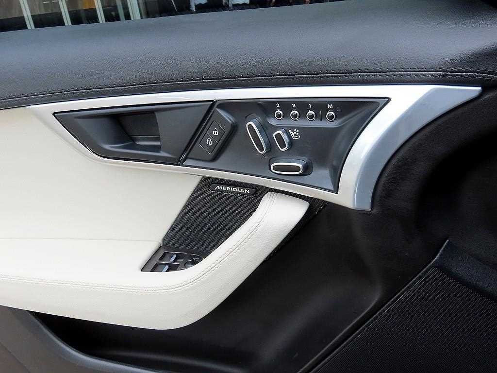 재규어 F-TYPE P300 컨버터블 이미지 15