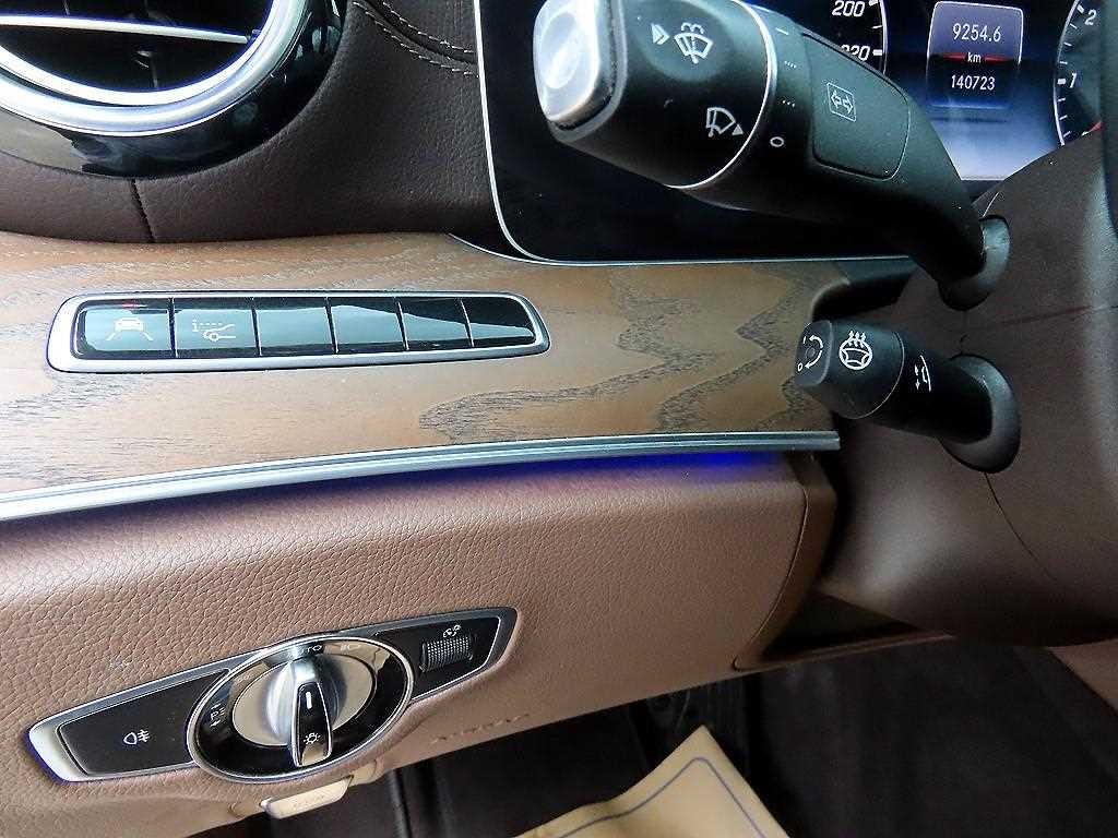 벤츠 E 클래스 E-클래스 W213 E300 4MATIC 익스클루시브 이미지 12