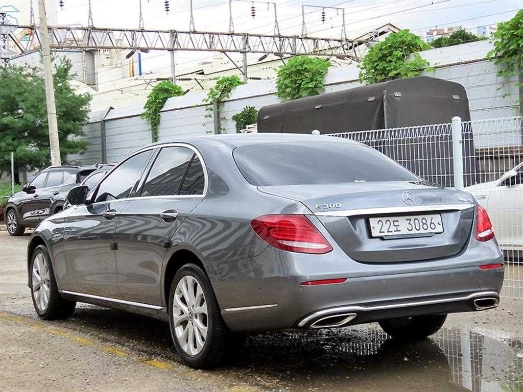 벤츠 E 클래스 E-클래스 W213 E300 4MATIC 익스클루시브 이미지 3