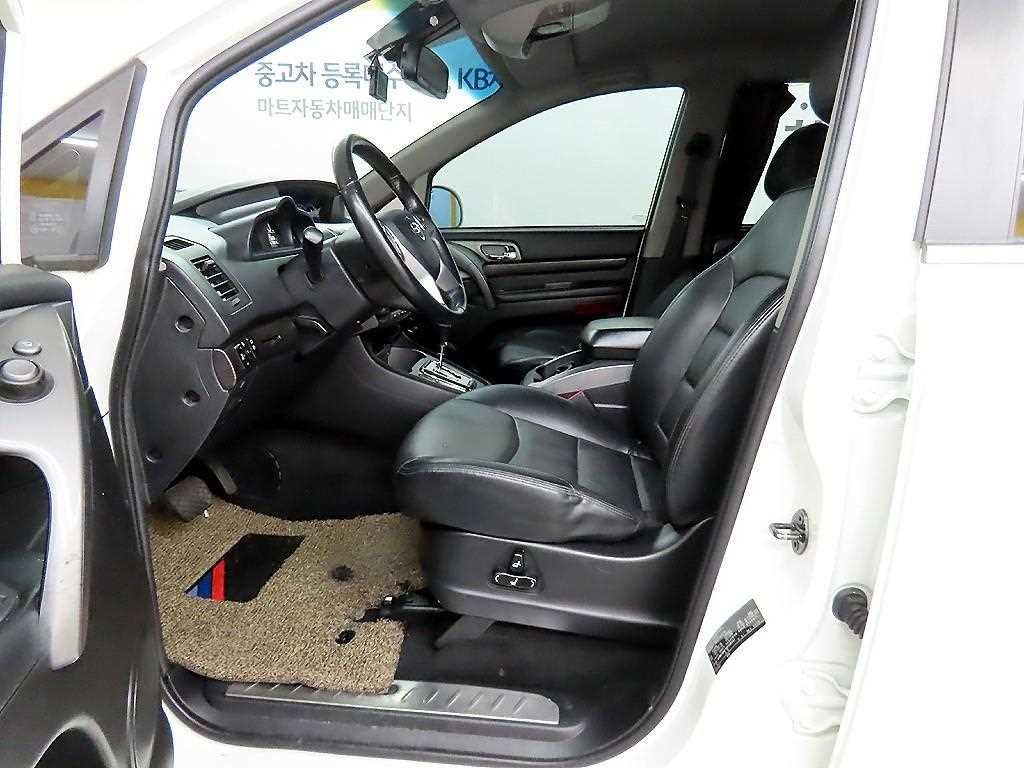 KG모빌리티(쌍용) 코란도 코란도투리스모 4WD 익스트림 9인승 이미지 5