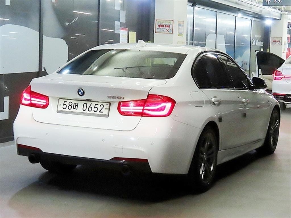 BMW 3시리즈 3시리즈 (F30) 320i M 스포츠 이미지 4