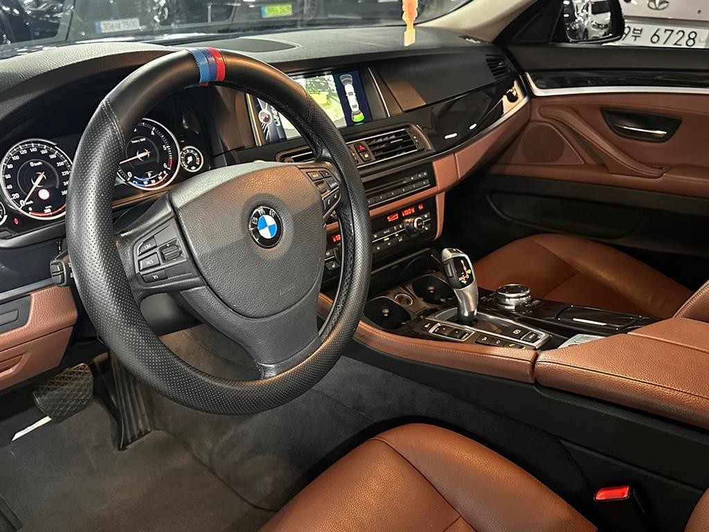 BMW 5시리즈 5시리즈 (F10) 520d xDrive M 에어로다이나믹 이미지 19