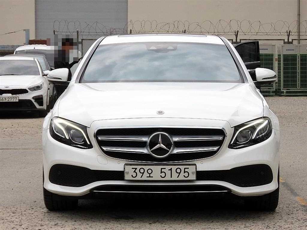 벤츠 E 클래스 E-클래스 W213 E300 4MATIC 아방가르드 이미지 1